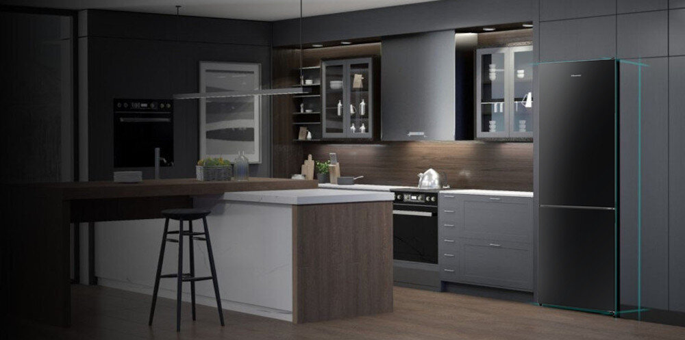 Kuchnia z nowoczesnym wystrojem, w której znajduje się czarna lodówka. Wnętrze jest utrzymane w ciemnych kolorach z drewnianymi i metalowymi elementami.