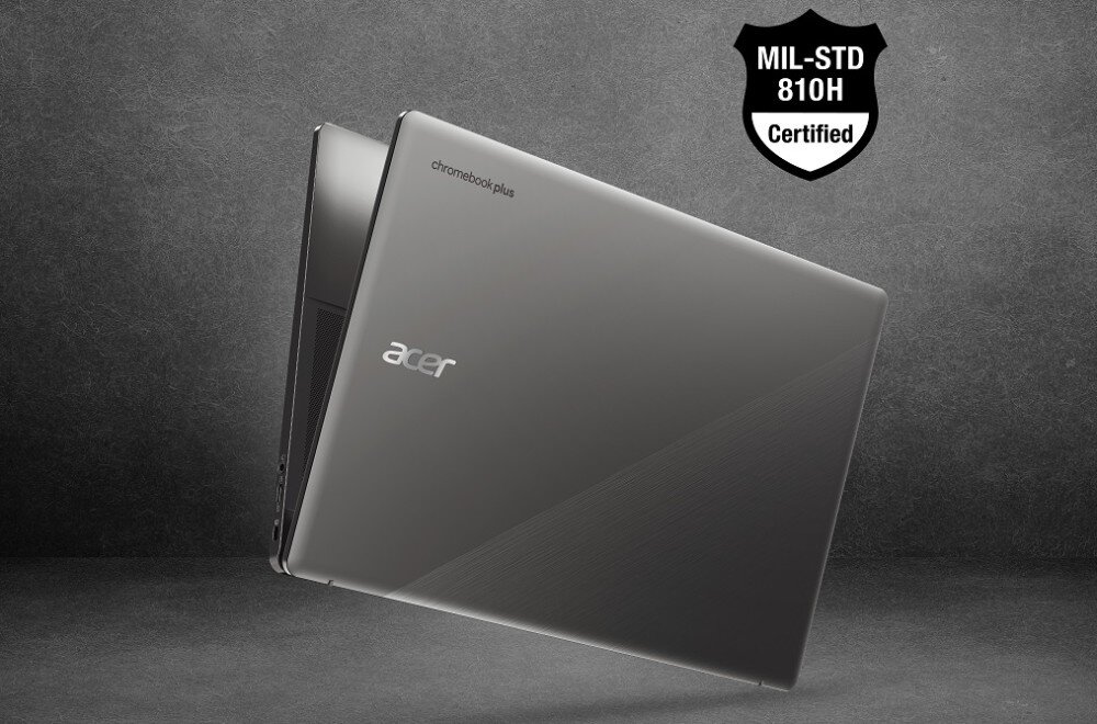 Laptop ACER Chromebook Plus 514 CB514-3H-R36J Srebrny laptop ustawiony pod kątem na ciemnym tle z widocznym logo 'acer' i napisem 'chromebook plus', w prawym górnym rogu znajduje się znak w kształcie tarczy z napisem 'MIL-STD 810H Certified, obudowa, trwałość