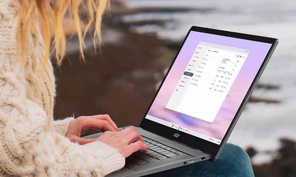 Laptop ACER Chromebook Plus 514 CB514-3H-R36J Osoba w kremowym swetrze siedzi na zewnątrz z laptopem na kolanach, na ekranie widać okno systemu operacyjnego z białym tłem i pastelowym motywem, przeznaczenie, zalety, cechy