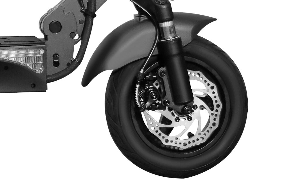 Czarny przedni koło hulajnogi elektrycznej z widocznym amortyzatorem i tarczą hamulcową. Elementy konstrukcyjne są metaliczne, a opona jest szeroka i gładka.