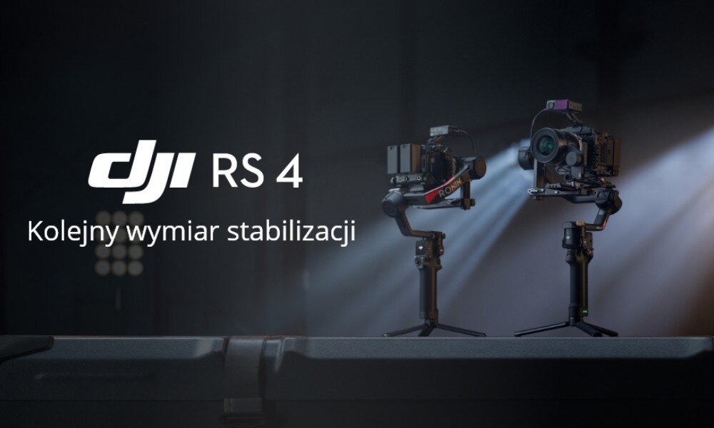 Na obrazie widoczne są dwa gimbale z zamontowanymi aparatami, ustawione na ciemnym tle. Tekst na obrazie: \'DJI RS 4 Kolejny wymiar stabilizacji\'.