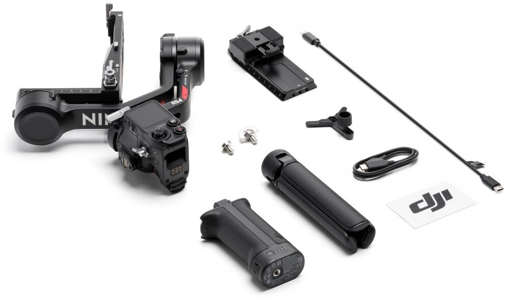 Na obrazie znajduje się zestaw akcesoriów do gimbala, w tym uchwyt, kabel, śruby montażowe i karta z logo \'dji\'. Widoczny jest również aparat zamontowany na gimbalu.