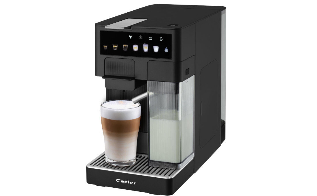 Czarny ekspres do kawy z panelem dotykowym i szklanką kawy z mleczną pianką na tacy ociekowej. Na obudowie widoczne jest logo \'Catler\'.