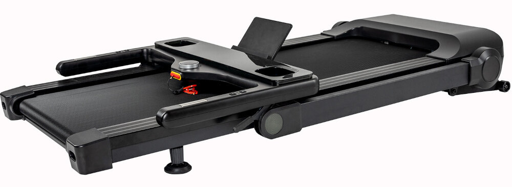 Bieżnia elektryczna w kolorze czarnym z widocznym panelem sterowania i uchwytami. Na bieżni znajduje się czerwony element zabezpieczający.