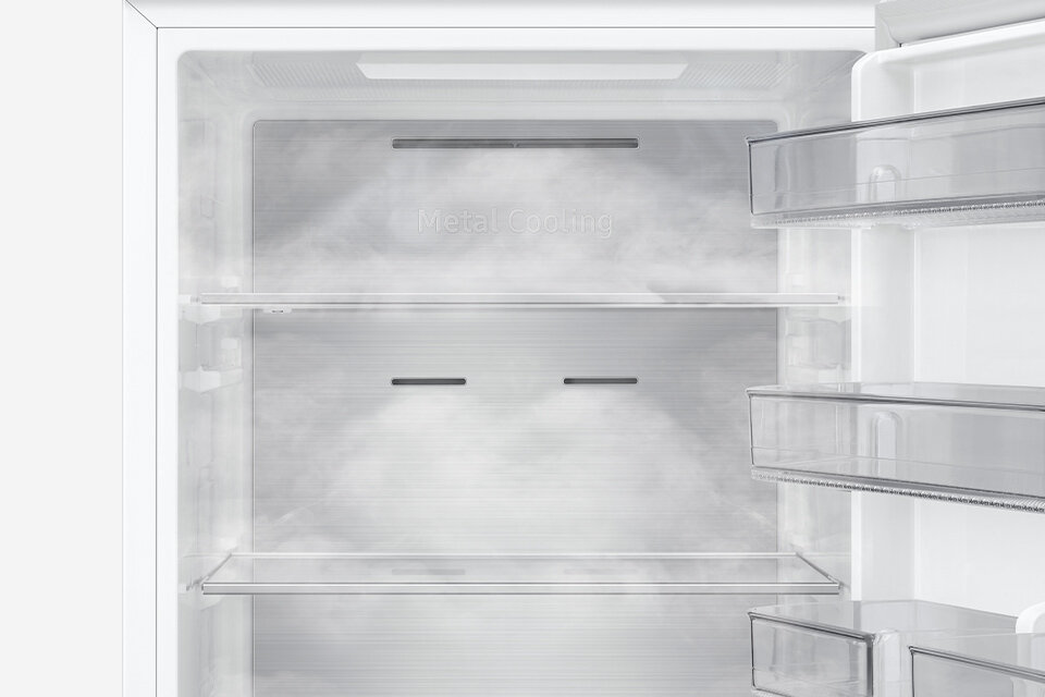 Wnętrze lodówki z półkami i szufladami, na tylnej ściance widoczny napis \'Metal Cooling\'.