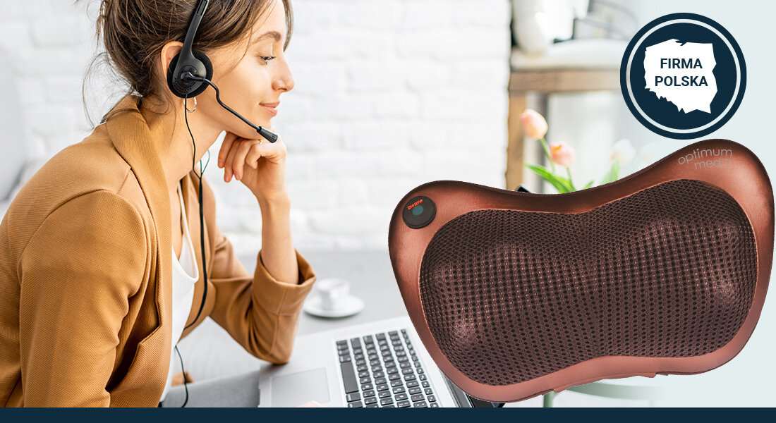 Na obrazie widoczna jest kobieta z zestawem słuchawkowym przy laptopie oraz masażer do karku w kolorze brązowym z napisem \'optimum\'. W prawym górnym rogu znajduje się okrągłe logo z napisem \'FIRMA POLSKA\'.