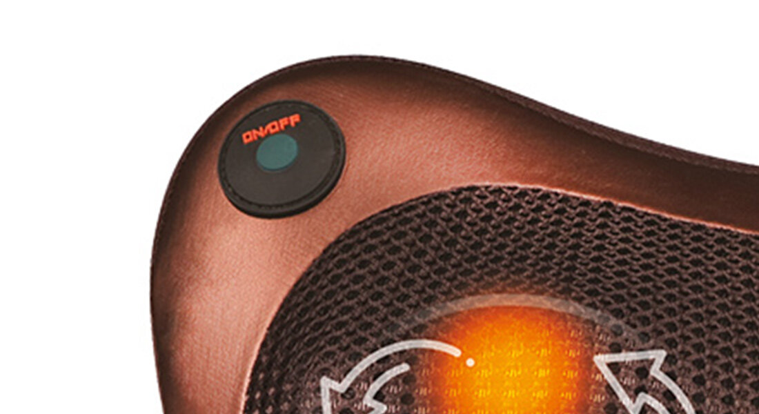 Fragment masażera z widocznym przyciskiem z napisem \'ON/OFF\' oraz podświetleniem w kolorze pomarańczowym. Powierzchnia masażera pokryta jest siateczką z widocznymi białymi symbolami strzałek.