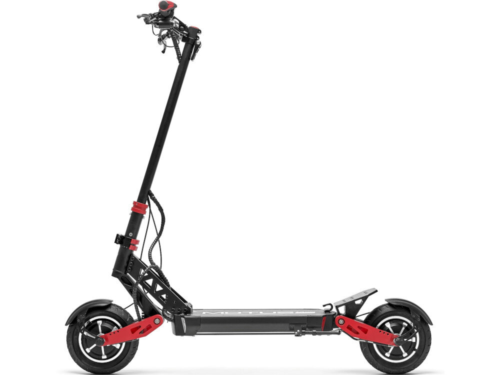 Czarna hulajnoga elektryczna z czerwonymi elementami, wyposażona w dwa amortyzatory i duże koła. Na podeście widoczny jest napis \'MOTUS\'.