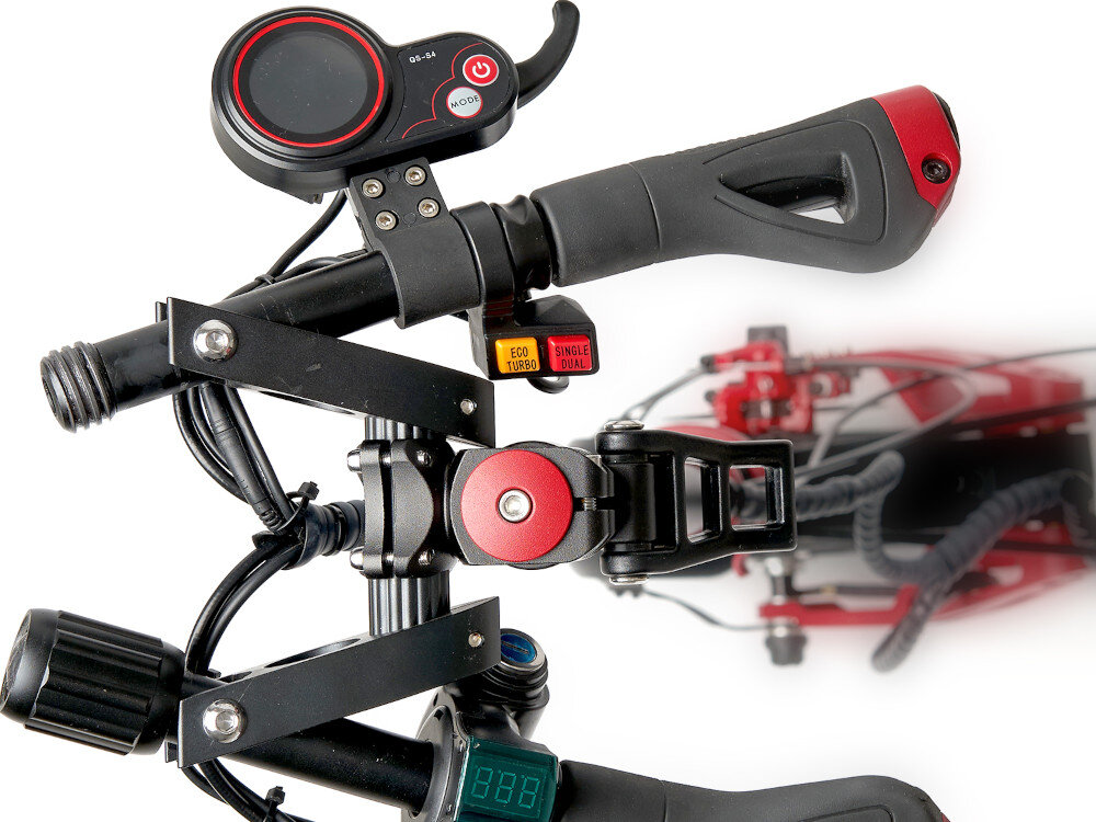 Zdjęcie przedstawia kierownicę hulajnogi elektrycznej z wyświetlaczem i przyciskami oznaczonymi jako \'ECO TURBO\' i \'SINGLE DUAL\'. Widoczny jest również uchwyt z czerwonymi elementami oraz przewody elektryczne.