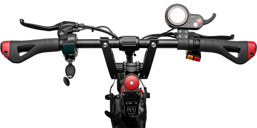 Kierownica hulajnogi elektrycznej z wyświetlaczem cyfrowym pokazującym \'88.8\' oraz panelem sterowania z przyciskami. Widoczne są również manetki z czerwonymi akcentami i kluczyk w stacyjce.