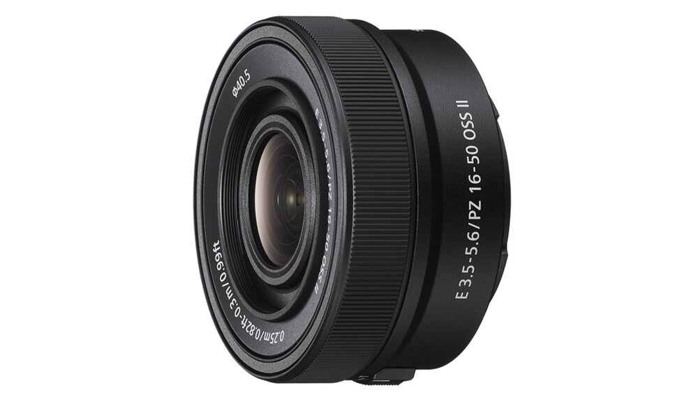 Czarny obiektyw fotograficzny z widocznymi oznaczeniami: \'E 3.5-5.6/PZ 16-50 OSS II\'.