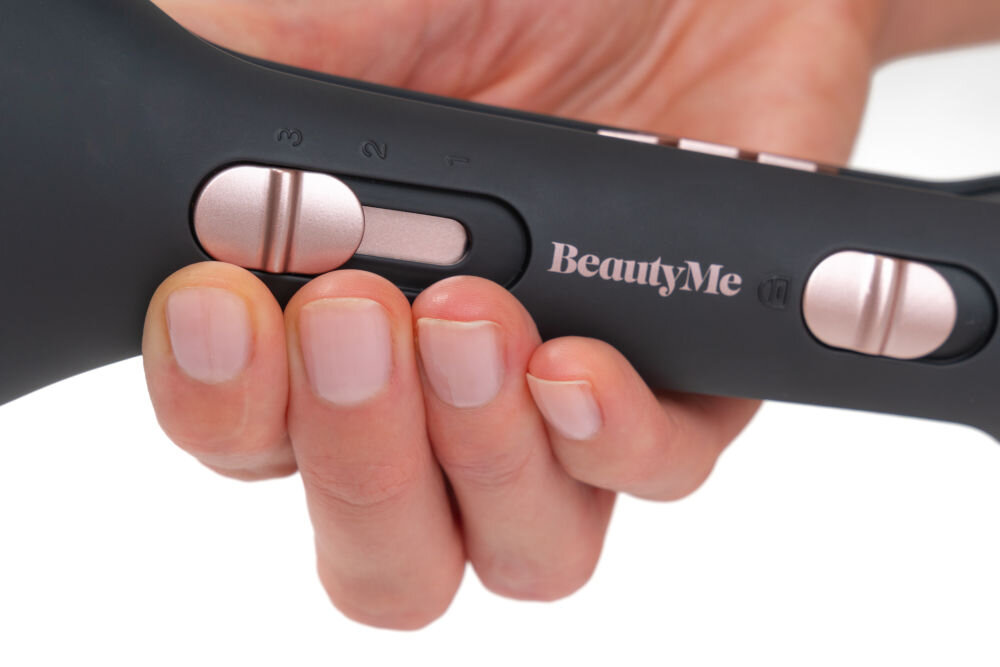 Osoba trzyma urządzenie z widocznymi przyciskami i logo \'BeautyMe\'.