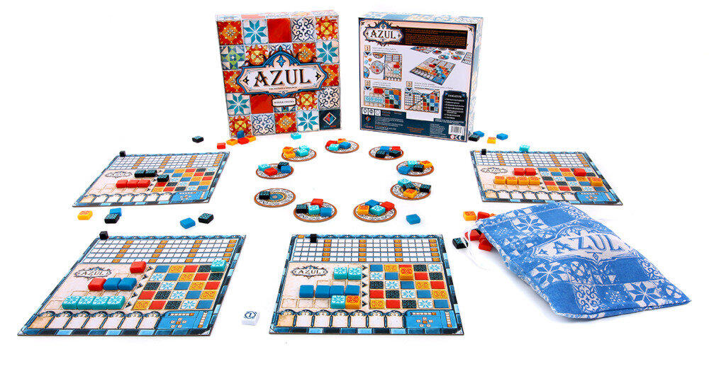 Na obrazie widoczna jest gra planszowa z elementami w różnych kolorach, ułożona na kilku planszach. W tle znajdują się pudełka z napisem \'AZUL\' oraz woreczek z podobnym wzorem.