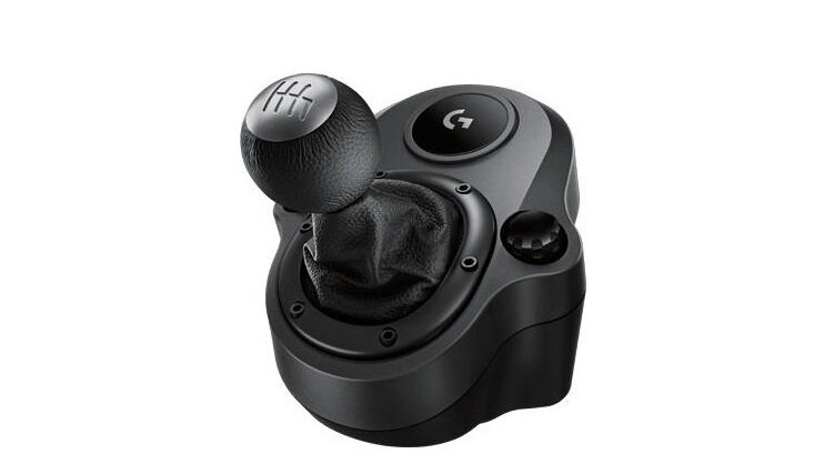 Na obrazie widoczny jest drążek zmiany biegów z czarną gałką i srebrnym oznaczeniem biegów. Obok znajduje się logo \'G\' na okrągłym przycisku.