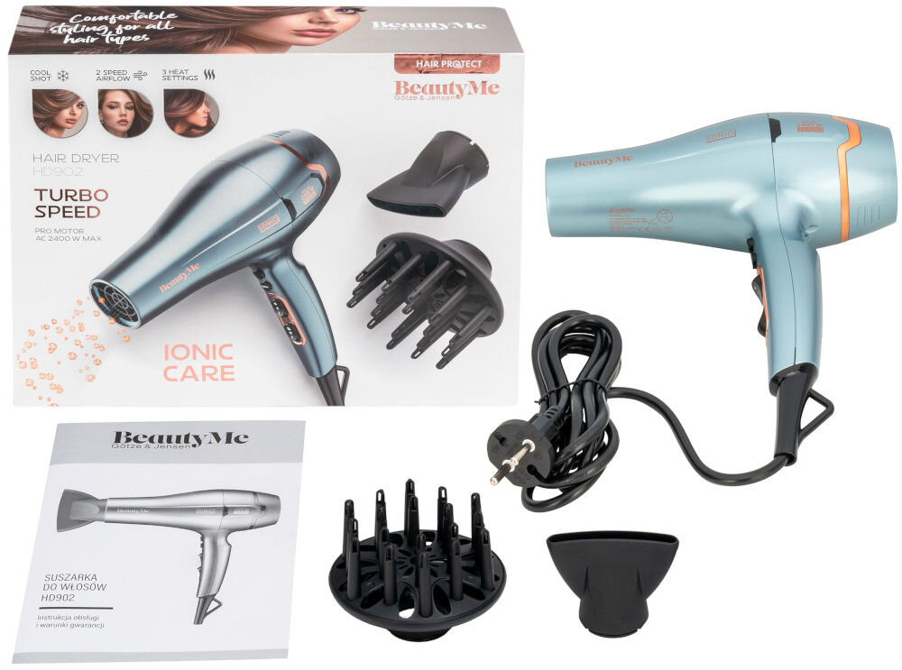 Na obrazie znajduje się suszarka do włosów BeautyMe w kolorze niebieskim z akcesoriami, takimi jak dyfuzor i koncentrator. W tle widoczne jest opakowanie z napisem \'Hair Dryer Turbo Speed Ionic Care\'.