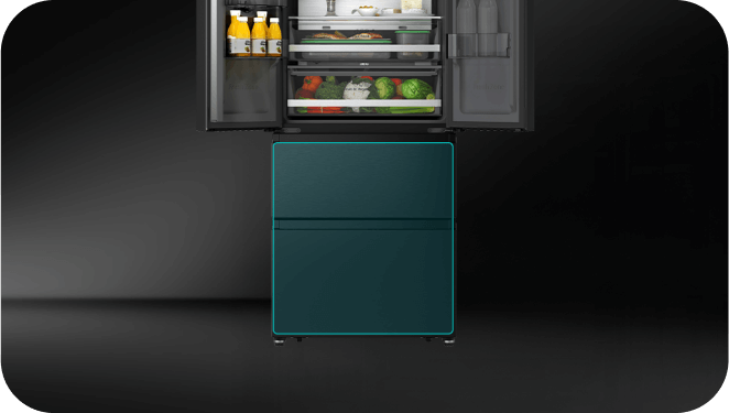 Otwarta lodówka z widocznymi półkami, na których znajdują się butelki, słoiki i warzywa. Drzwi lodówki mają przeźroczyste półki z butelkami.