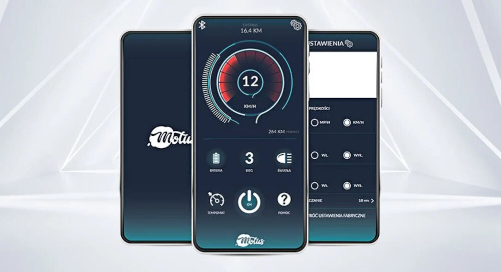 Na obrazie widoczne są trzy ekrany urządzeń elektronicznych z aplikacją. Na środkowym ekranie wyświetlany jest prędkościomierz z wartością 12 km/h oraz ikony dotyczące baterii, biegu, świateł i innych funkcji, a na dole widnieje logo \'Motus\'.