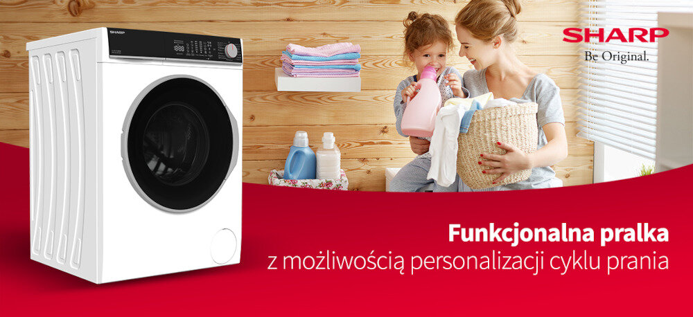Obraz przedstawia białą pralkę SHARP z czarnym panelem i okrągłym drzwiczkami. Obok widoczna jest kobieta z dzieckiem, a na czerwonym tle napis: \'Funkcjonalna pralka z możliwością personalizacji cyklu prania\'.