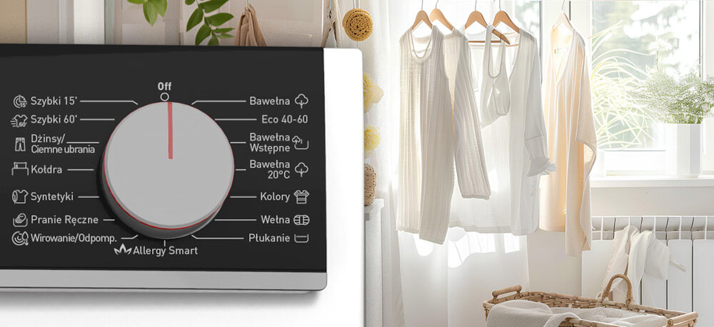 Panel sterowania pralki z pokrętłem i różnymi programami prania, takimi jak \'Szybki 15\', \'Bawełna\', \'Eco 40-60\'. Obok widoczne są suszące się ubrania na wieszakach w jasnym pomieszczeniu.