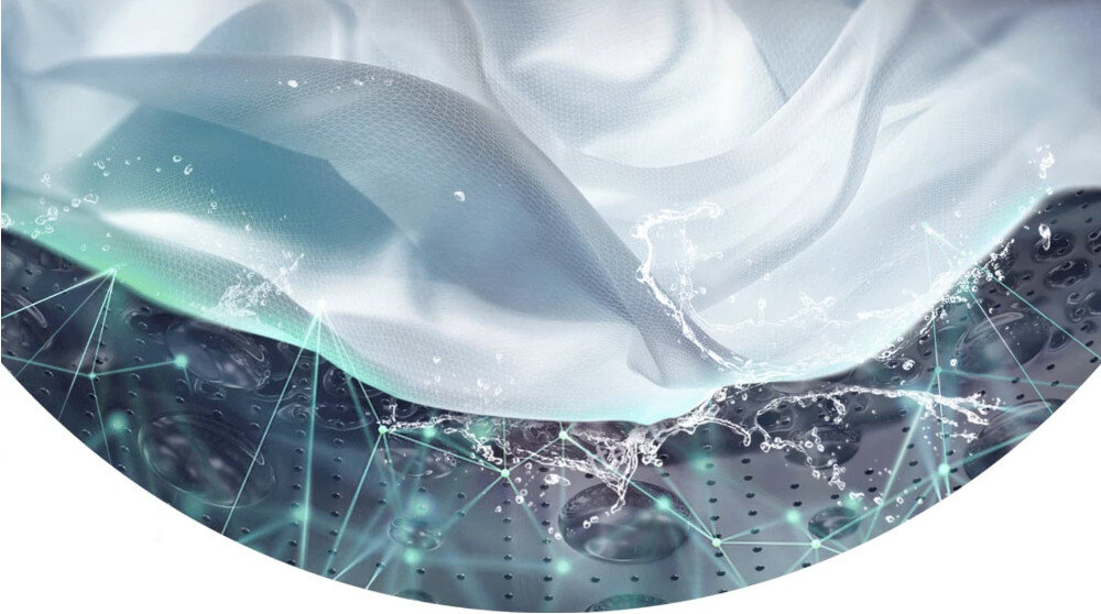 Obraz przedstawia tkaninę zanurzoną w wodzie z widocznymi kroplami i bąbelkami. W tle widać perforowaną powierzchnię oraz delikatne linie przypominające sieć.