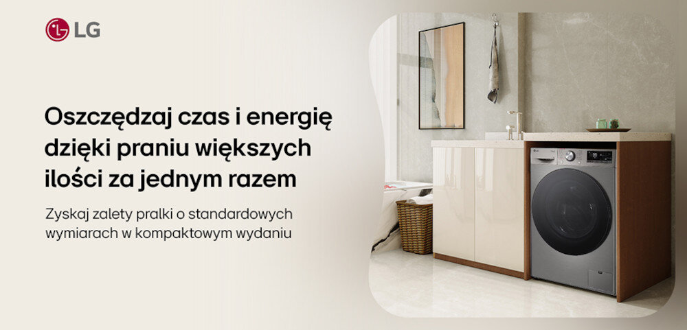 Obraz przedstawia pralkę w nowoczesnej łazience z tekstem: \'Oszczędzaj czas i energię dzięki praniu większych ilości za jednym razem. Zyskaj zalety pralki o standardowych wymiarach w kompaktowym wydaniu\'. Widoczne jest logo LG.