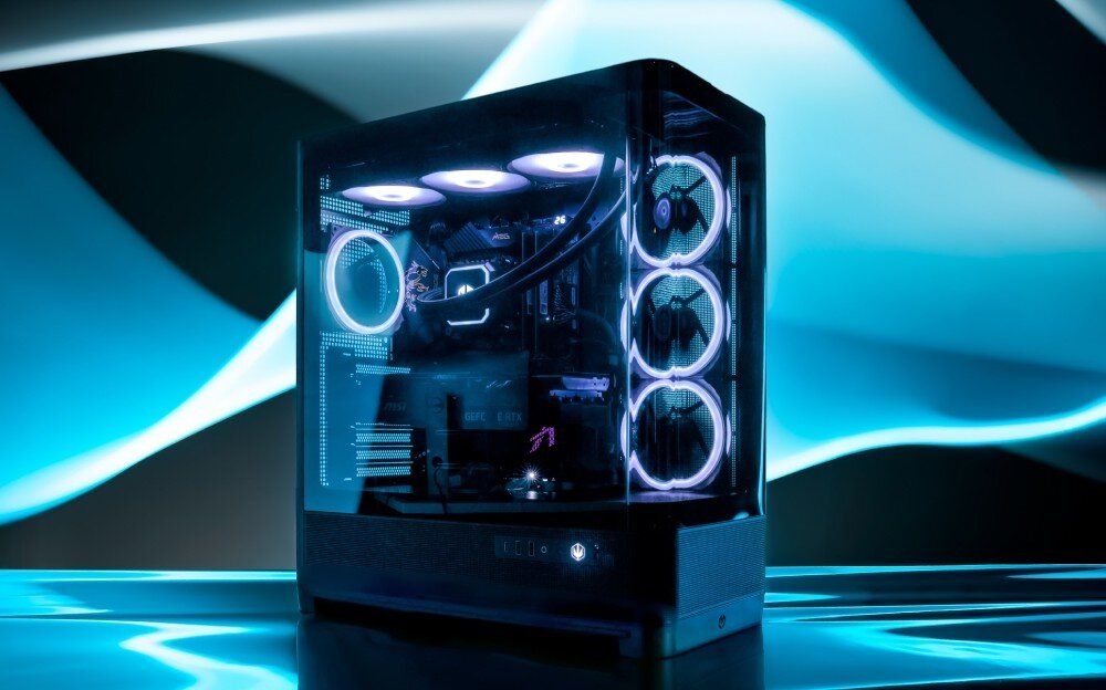 Obudowa ENDORFY Aquarius 8000 Flex Obudowa komputerowa typu mid-tower z przeszklonym frontem i bokiem prezentuje cztery wentylatory z jasnym podświetleniem na tle błękitnych smug światła