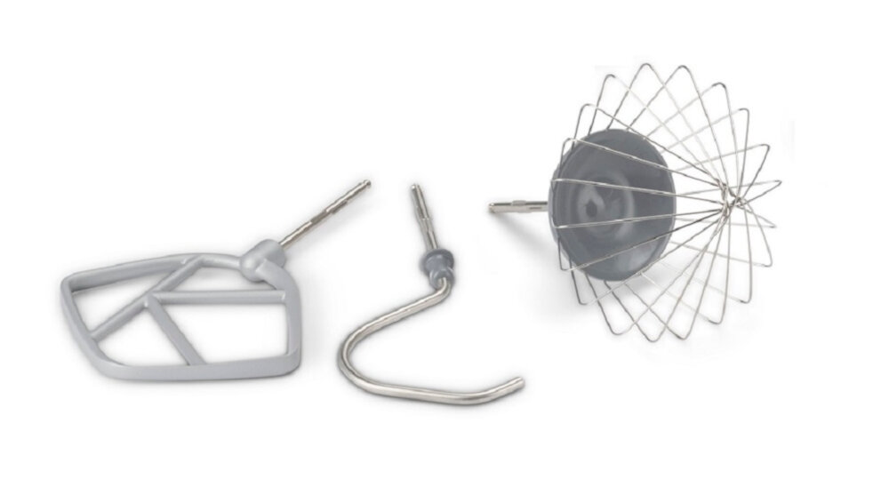 Na obrazie widoczne są trzy metalowe końcówki do robota kuchennego: płaska trzepaczka, hak do ciasta i druciana trzepaczka. Wszystkie elementy mają metaliczne wykończenie.