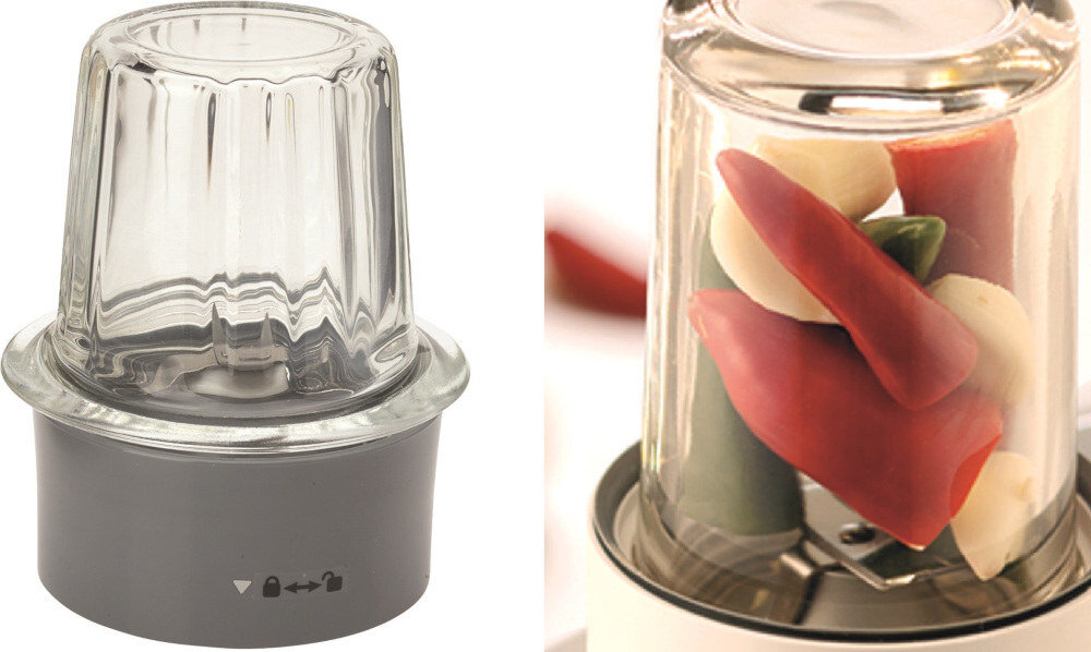 Na obrazie widoczne są dwa elementy blendera kielichowego. Po lewej stronie znajduje się pusty kielich z przezroczystego szkła na szarej podstawie z symbolami, a po prawej kielich z pokrojonymi warzywami w środku.