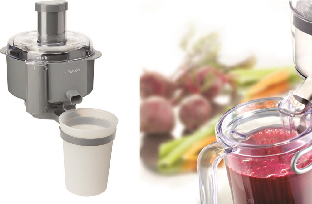 Na obrazie widoczny jest szary robot kuchenny z logo \'KENWOOD\' oraz pojemnik na sok. Obok znajduje się dzbanek z czerwonym sokiem, a w tle rozmyte warzywa.