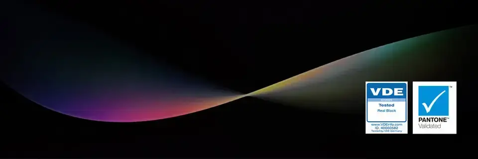 Obraz przedstawia ciemne tło z kolorowym gradientem w kształcie fali oraz dwa certyfikaty: VDE z napisem \'Tested Real Black\' i PANTONE z napisem \'Validated\'.