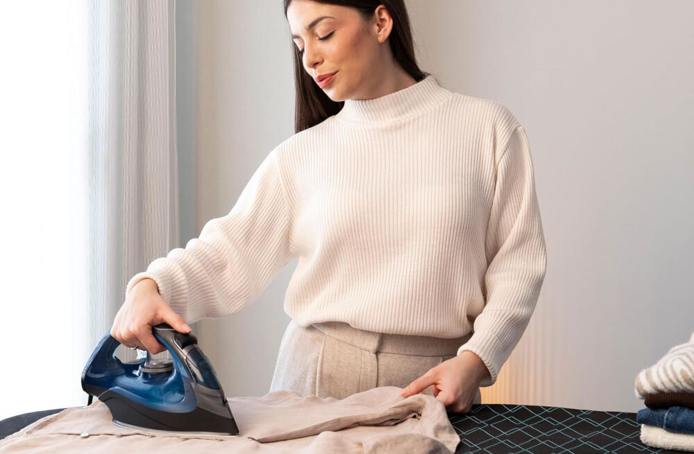 Żelazko CECOTEC IronHero 3200 Force Anodized efektywne prasowanie kobieta prasuje koszulę przejeżdża po niej żelazkiem 