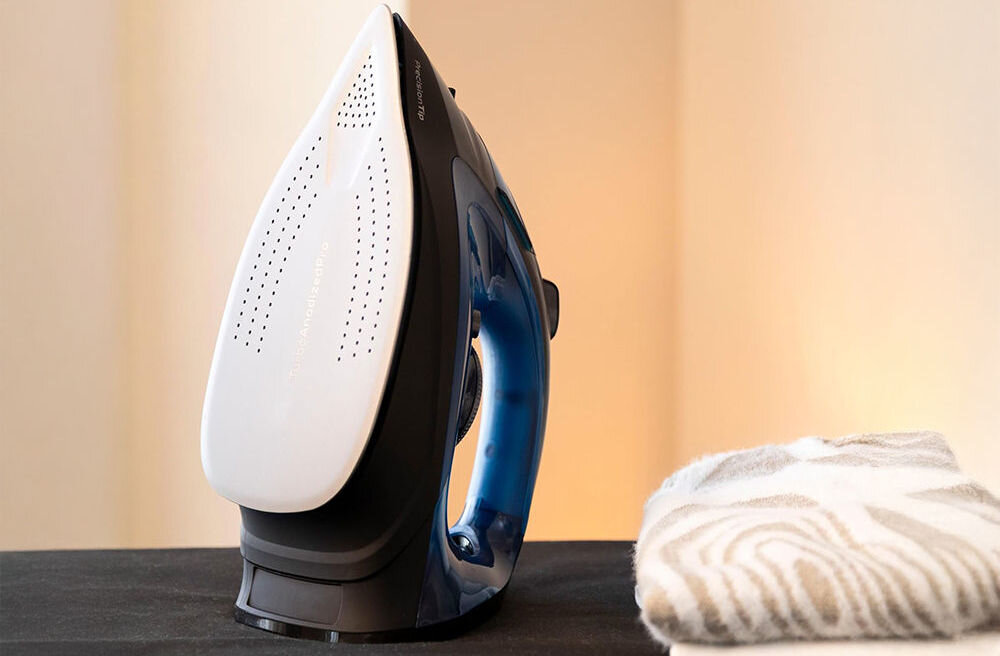 Żelazko CECOTEC IronHero 3200 Force Anodized żelazko stoi na desce srebrna stopa otwory ciemna obudowa Stopa Turbo Anodized Pro optymalny poślizg odporność na zarysowania z anodowanego aluminium trwałość gładka powierzchnia bezproblemowe prowadzenie żelazka po tkaninie