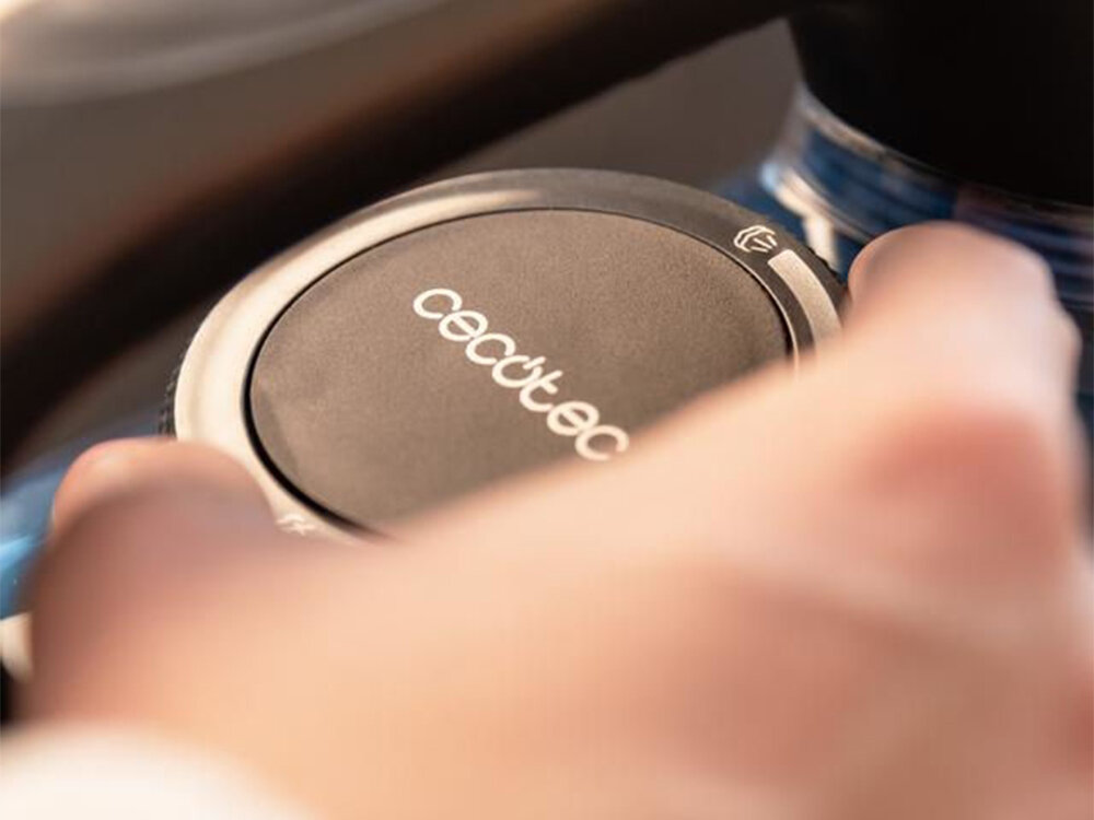 Żelazko CECOTEC IronHero 3200 Force Anodized osoba przekręca pokrętło precyzyjna regulacja temperatury intuicyjne pokrętło do różnych materiałów bawełna len tkaniny syntetyczne optymalne rezultaty prasowania Ergonomiczny design praktyczne rozwiązania