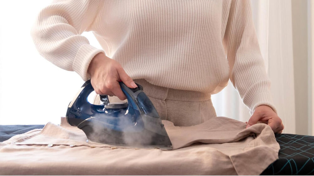 Żelazko CECOTEC IronHero 3200 Force Anodized osoba prasuje koszulę wydobywa się para Wbudowany system Drip Block koszule sukienki bluzki optymalnie czyste podnosi komfort prasowania dbałość o szczegóły zadowalające efekty 