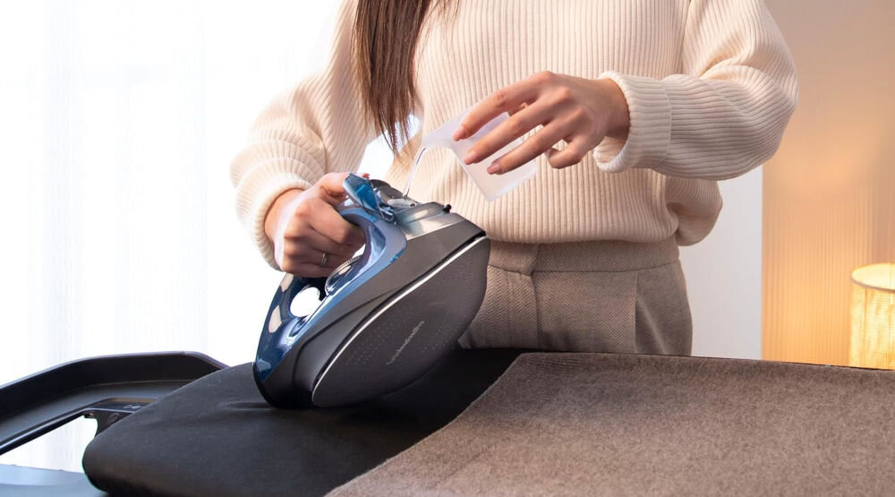 Żelazko CECOTEC IronHero 3200 Force Anodized osoba wlewa płyn ze zbiorniczka do żelazka System antywapienny Cyclo Clean dłuższa żywotność żelazka zapobieganie osadzaniu się kamienia wewnętrzna filtracja wydajność na dłużej niezmienna moc 