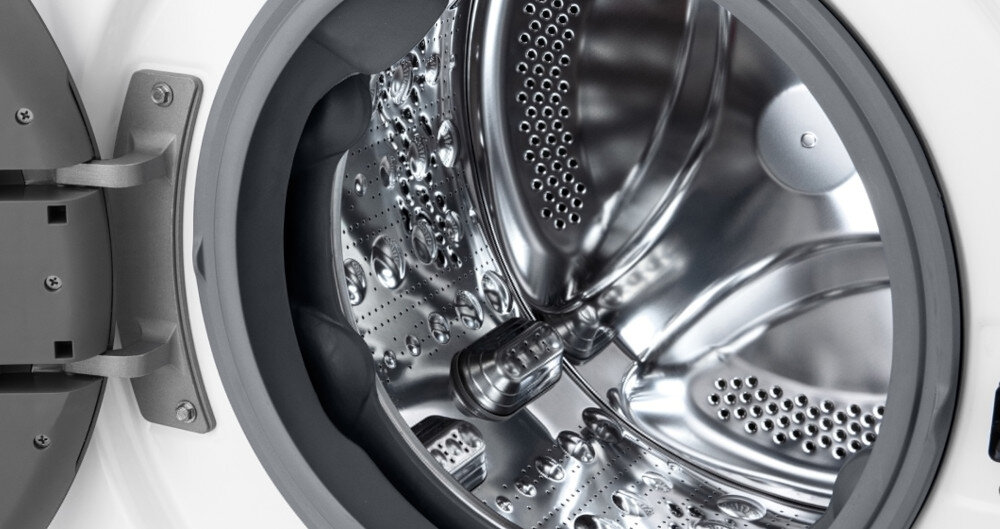 Wnętrze bębna pralko-suszarki z widocznymi otworami i metaliczną powierzchnią. Drzwi urządzenia są otwarte, ukazując szczegóły konstrukcji bębna.