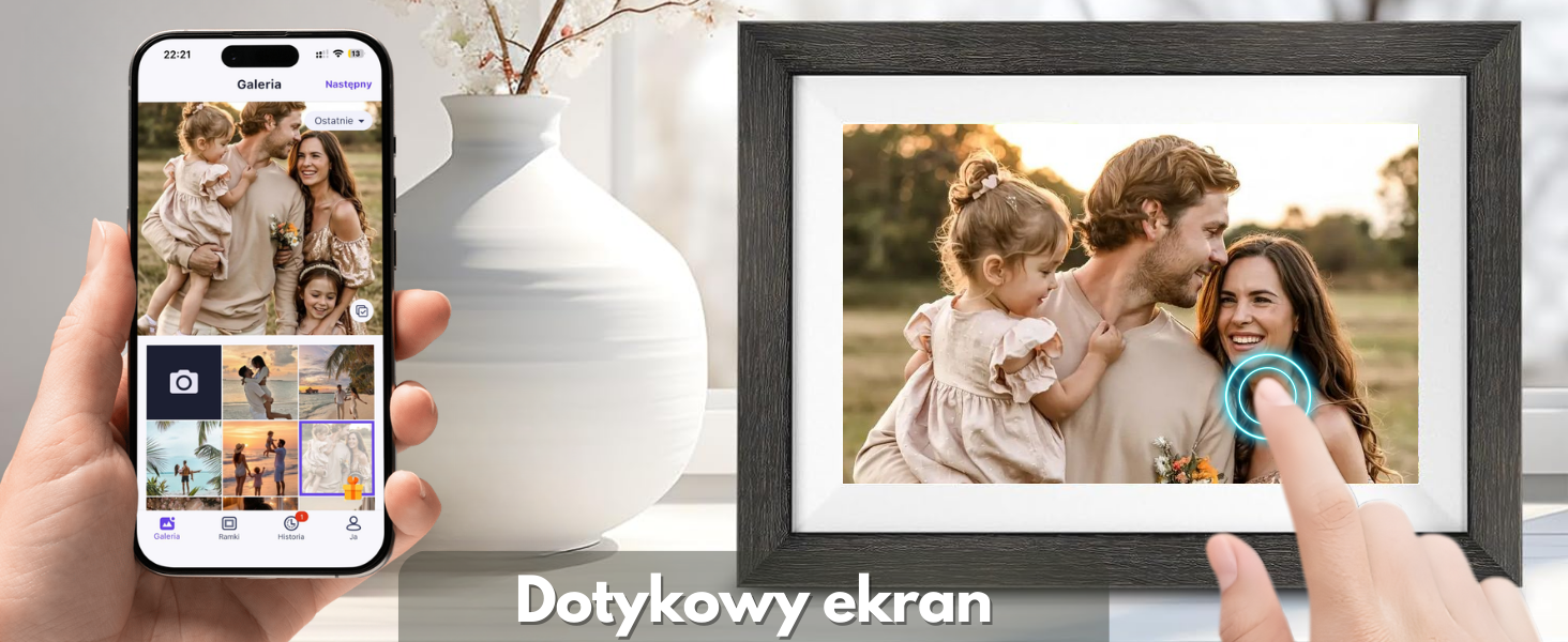 Obraz przedstawia cyfrową ramkę na zdjęcia z dotykowym ekranem, na którym wyświetlane jest zdjęcie rodziny. Obok znajduje się smartfon z aplikacją do zarządzania zdjęciami, a poniżej widoczny jest napis \'Dotykowy ekran\'.