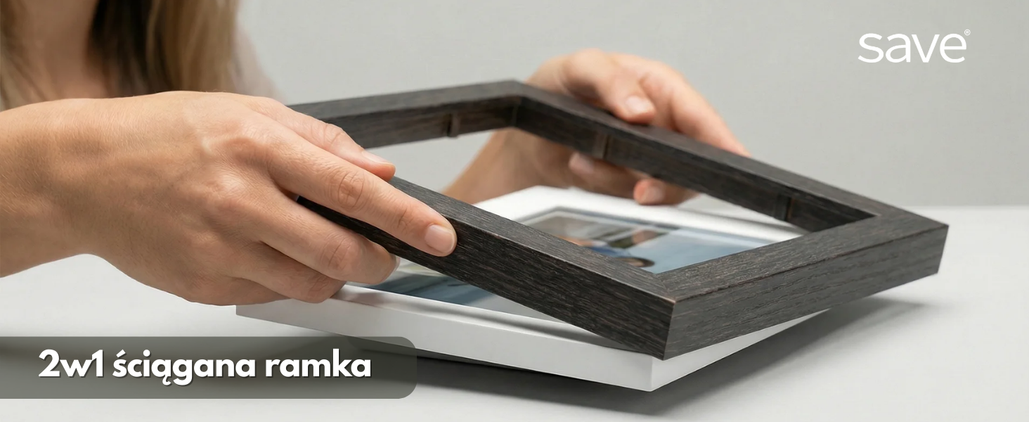 Osoba trzyma ciemną ramkę nad białą ramką z widocznym zdjęciem. Na obrazie znajduje się tekst: \'2w1 ściągana ramka\' oraz logo \'save\'.
