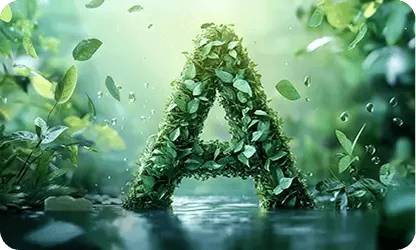 Litera \'A\' utworzona z zielonych liści, otoczona przez wodę i unoszące się liście. Tło jest rozmyte, z dominującymi zielonymi odcieniami.