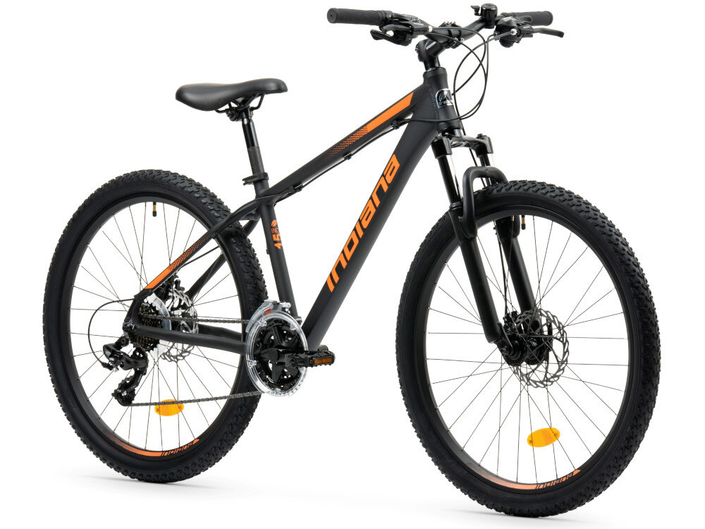 Rower górski MTB INDIANA X-Pulser 2.6 M15 26 cali męski Czarno-pomarańczowy rower na białym tle widoczny od przodu pod skosem góral dla sportowców do jazdy wyczynowej uniwersalny dla amatorów zwrotny łatwo wchodzący w zakręty do jazdy w mieście na drodze utwardzonej i nieutwardzonej w lesie górski szlak błocie piachu