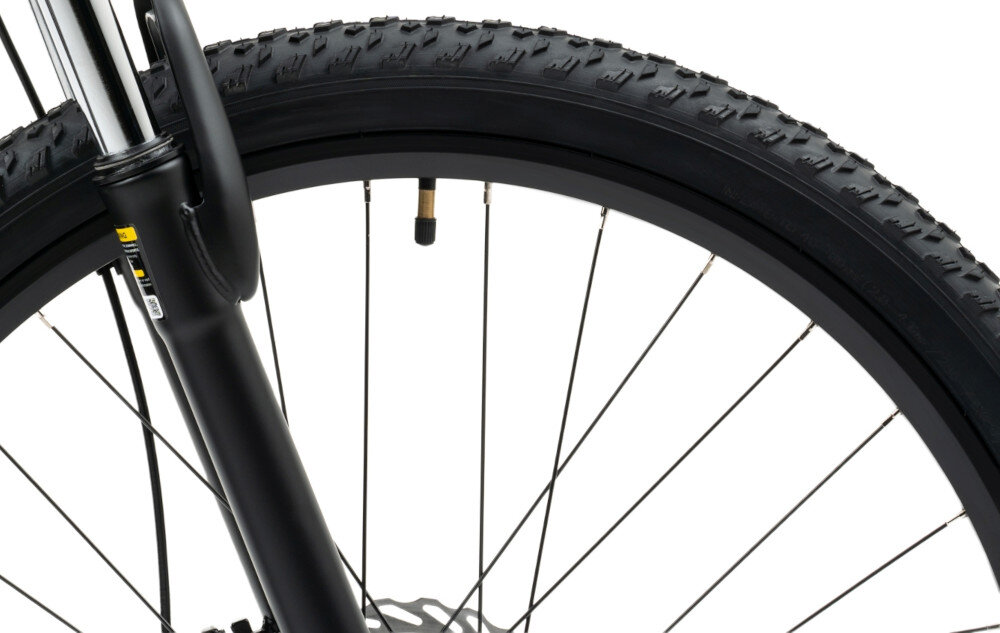 Rower górski MTB INDIANA X-Pulser 2.6 M15 26 cali męski Czarno-pomarańczowy zbliżenie na oponę widok z boku rozmiar koła 26 cali szybkie osiągnięcie docelowej prędkości jazdy łatwiej jest pokonać różne przeszkody szerokie opony marki WANDA z głębokim bieżnikiem aluminiowe, stożkowe obręcze RUNTOBIKE zachowanie regularnego kształtu kół stabilne trzymanie opony bezpieczna i komfortowa jazda regularne sprawdzanie ciśnienia powietrza wartość na bocznej części opony