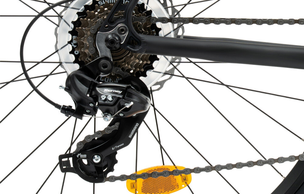 Rower górski MTB INDIANA X-Pulser 2.6 M15 26 cali męski Czarno-pomarańczowy zbliżenie na tylną przerzutkę przerzutki marki SHIMANO 21 przełożeń duża wytrzymałość sprawne działanie zmiana biegów jest płynna i bezproblemowa przednia i tylna przerzutka SHIMANO Tourney precyzyjna praca mechanizmu komfort i kontrola