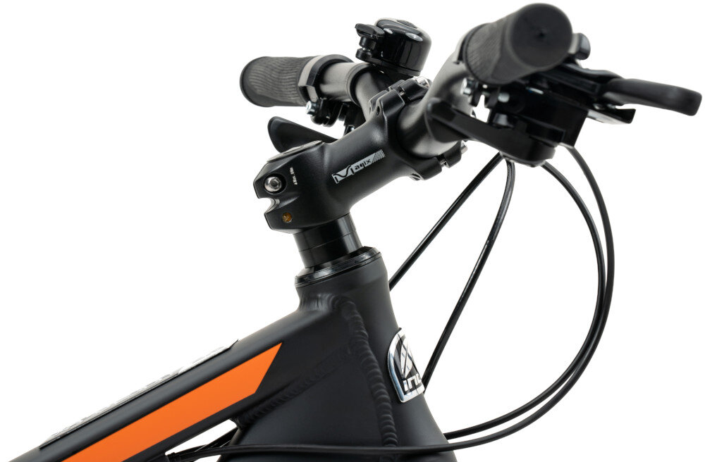 Rower górski MTB INDIANA X-Pulser 2.6 M15 26 cali męski Czarno-pomarańczowy kierownica na białym tle widoczna od przodu stalowa kierownica marki SIXTY typu MHBA-6012 o szerokości 640 mm ułatwia precyzyjne manewrowanie i omijanie przeszkód wspornik MAGIX typu A6938-31.8 E:70 ED dopasować pozycję kierownicy