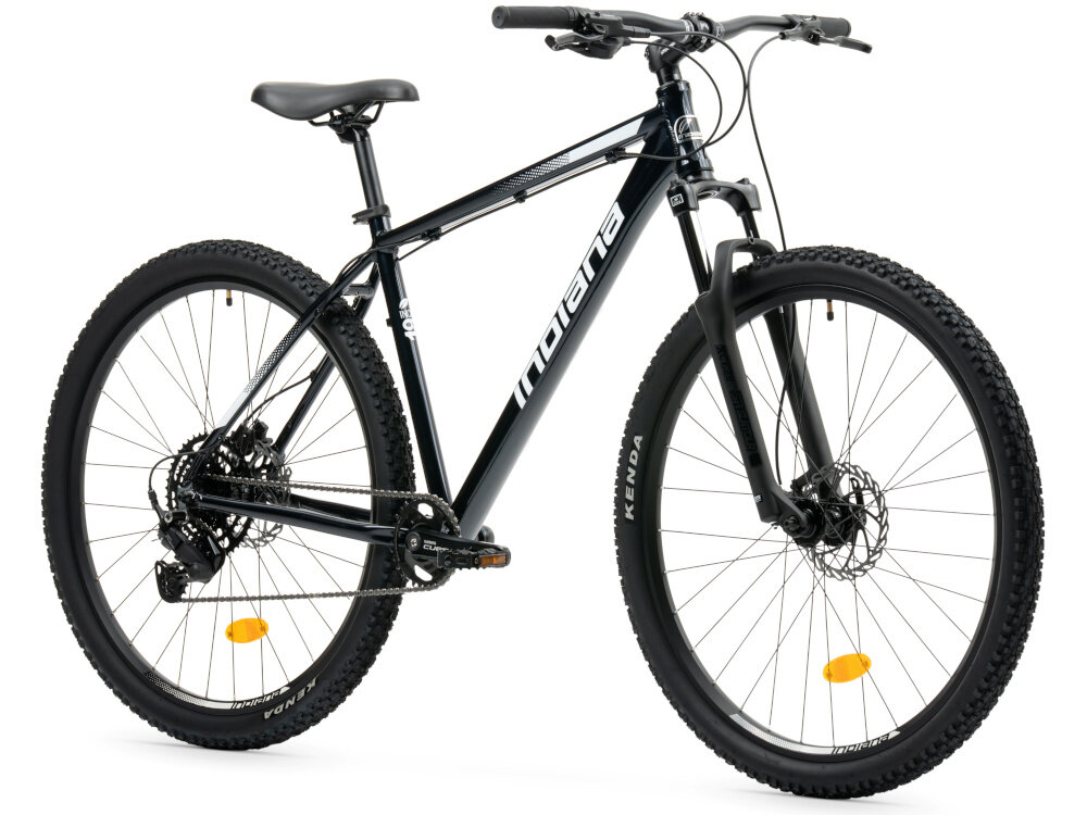 RRower górski MTB INDIANA X-Pulser 2.9 M17 29 cali męski Czarno-biały rower na białym tle widoczny od przodu pod skosem góral dla sportowców do jazdy wyczynowej uniwersalny dla amatorów zwrotny łatwo wchodzący w zakręty do jazdy w mieście na drodze utwardzonej i nieutwardzonej w lesie górski szlak błocie piachu