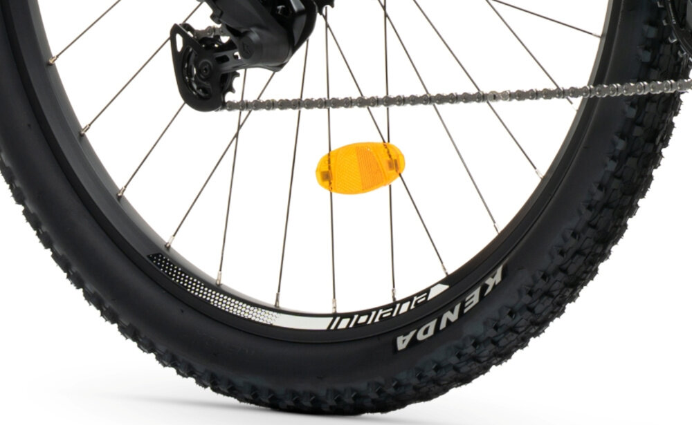 RRower górski MTB INDIANA X-Pulser 2.9 M17 29 cali męski Czarno-biały zbliżenie na odblaski na tylnym kole białe tło antypoślizgowe uchwyty stabilny i pewny chwyt kierownicy ograniczają ślizganie się dłoni lepsza kontrola nad rowerem większy komfort podczas jazdy bezpieczeństwo odblaski na kołach rowerzysta jest lepiej widoczny na drodze