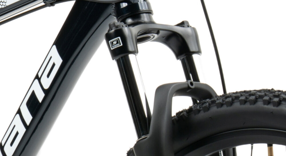 RRower górski MTB INDIANA X-Pulser 2.9 M17 29 cali męski Czarno-biały zbliżenie na amortyzator widok z boku białe tło rower typu hardtail przedni amortyzator marki SR Suntour typu SF-18-XCE-DE skutecznie tłumi drgania i wstrząsy płynna i stabilna jazda amortyzator poprawia przyczepność kół kontrola nad rowerem wyższy poziom bezpieczeństwa i komfortu jazdy