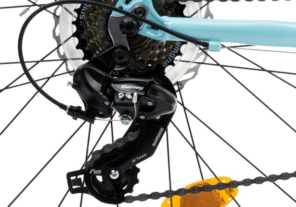 Rower górski MTB INDIANA X-Pulser 2.6 D15 26 cali damski Lazurowo-fioletowy zbliżenie na tylną przerzutkę przerzutki marki SHIMANO 21 przełożeń duża wytrzymałość sprawne działanie zmiana biegów jest płynna i bezproblemowa przednie i tylne przerzutki SHIMANO Tourney precyzyjna praca mechanizmu komfort i kontrola