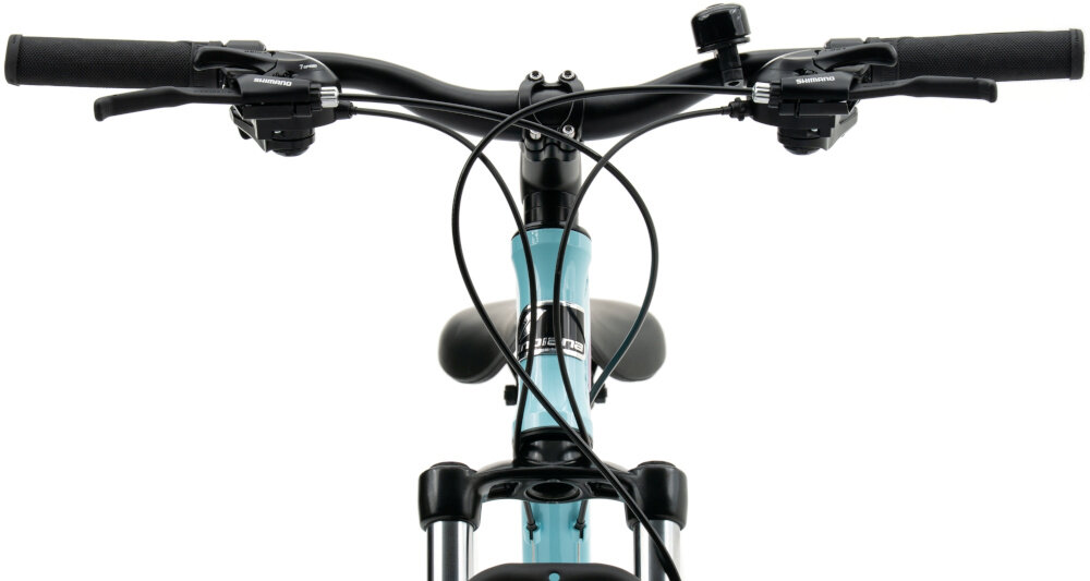Rower górski MTB INDIANA X-Pulser 2.6 D15 26 cali damski Lazurowo-fioletowy kierownica na białym tle widoczna od przodu kierownica SIXTY typu MHBA-6012-640X31.8 STAL ED wspornik kierownicy MAGIX typu A6938-31.8 E:70 ED stabilny punkt podparcia dla dłoni pewne prowadzenie roweru łatwe kontrolowanie kierunku jazdy
