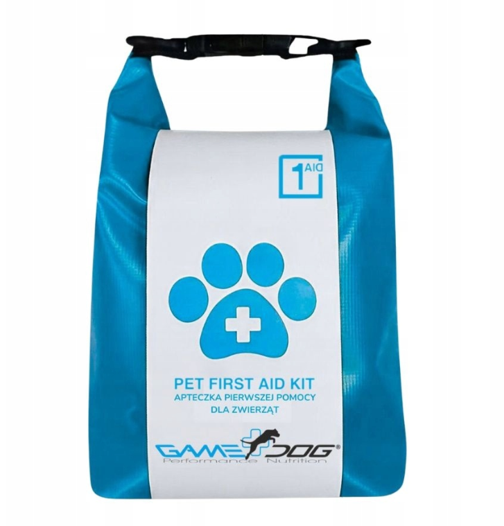 Niebieska torba z białym panelem, na którym znajduje się niebieska łapa z krzyżem oraz tekst: \'PET FIRST AID KIT APTECZKA PIERWSZEJ POMOCY DLA ZWIERZĄT\'. Widoczne jest logo \'GAME DOG Performance Nutrition\'.