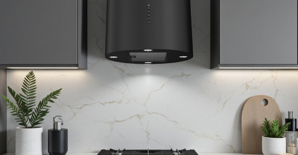 OKAP AKPO WK-4 Balmera WL Slim Nad płytą gazową zawieszony jest biały, cylindryczny okap, który oświetla blat dwoma punktami światła. Po bokach stoją szafki wiszące oraz rośliny i drewniana deska, tworząc spójną, jasną aranżację kuchni wygląd detale styl kolor biały